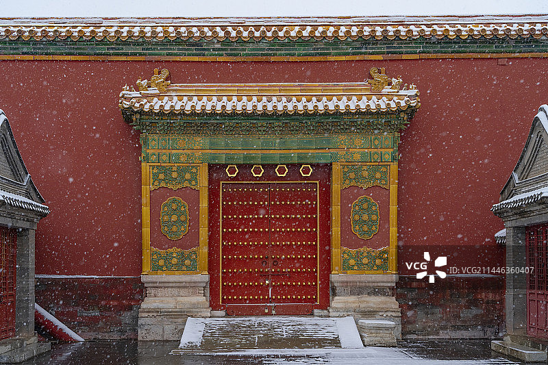 冬天大雪中北京故宫的门雪景图片素材