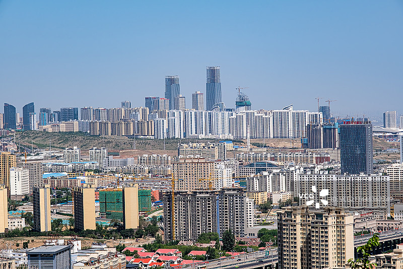 新疆乌鲁木齐沙依巴克区建设中的城市天际线图片素材