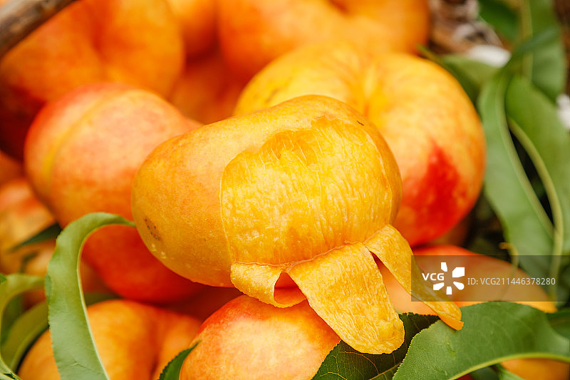 深底上的黄油蟠桃图片素材