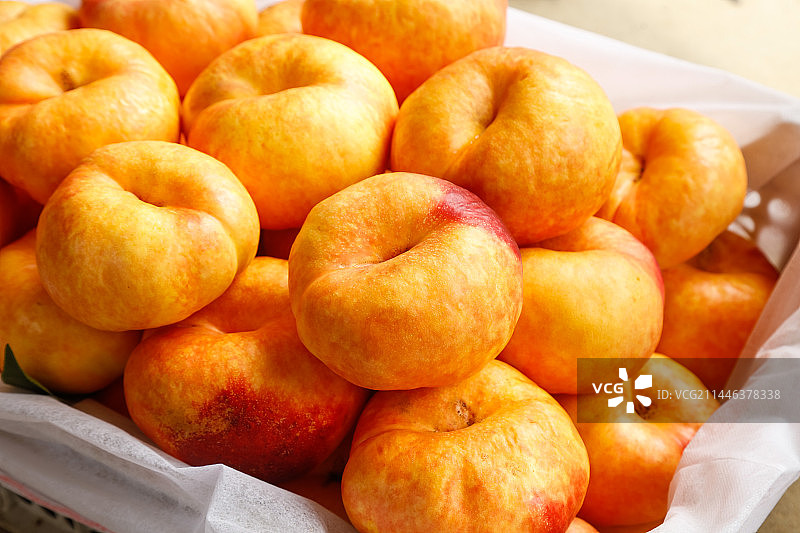 深底上的黄油蟠桃图片素材