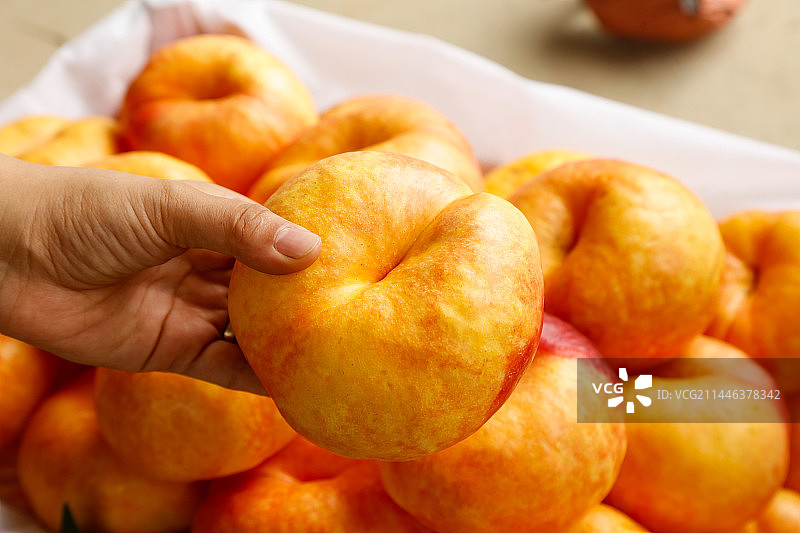 深底上的黄油蟠桃图片素材