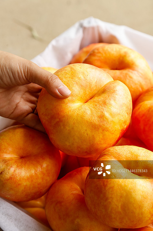 深底上的黄油蟠桃图片素材