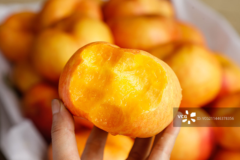 深底上的黄油蟠桃图片素材