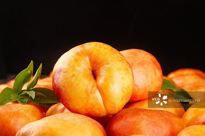 深底上的黄油蟠桃图片素材