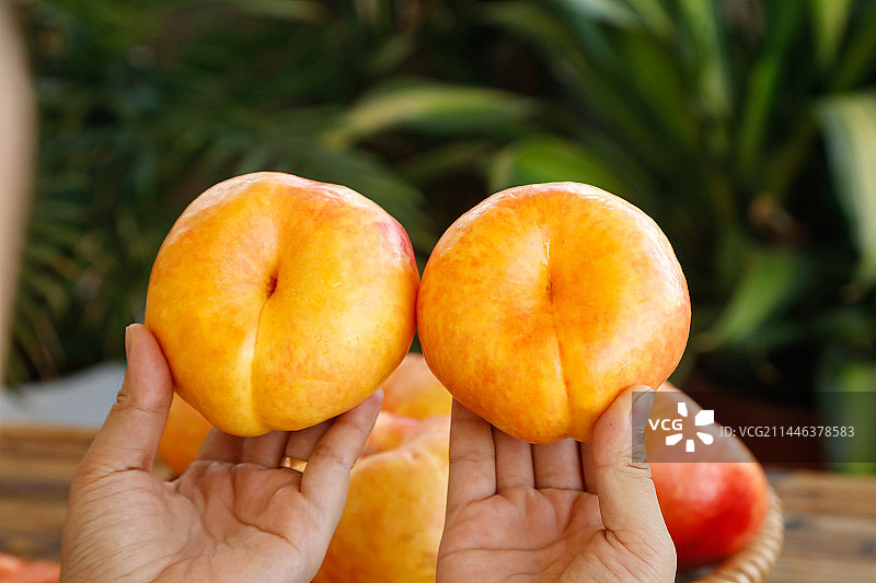 深底上的黄油蟠桃图片素材