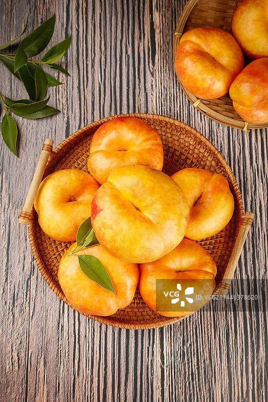 深底上的黄油蟠桃图片素材