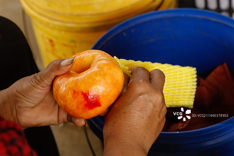 手里拿着黄油蟠桃图片素材