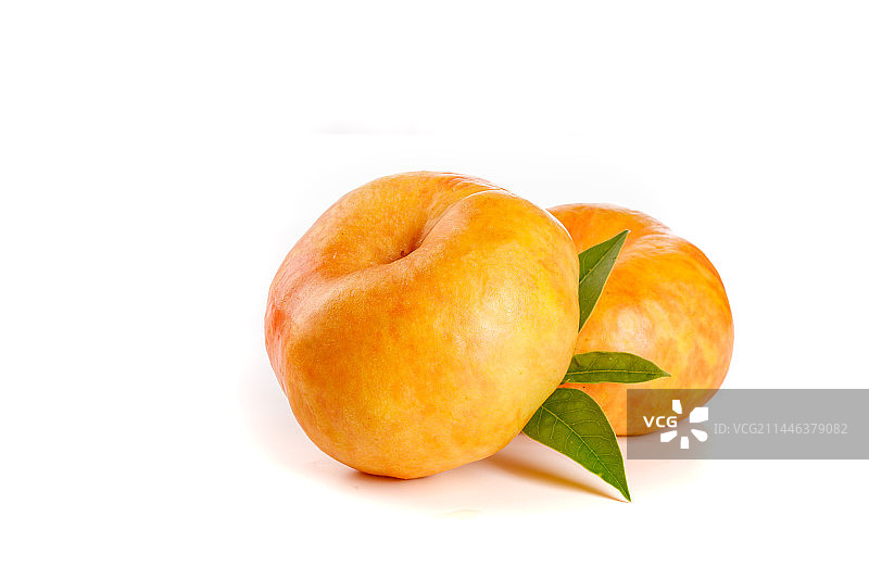 白底摆放着黄油蟠桃图片素材