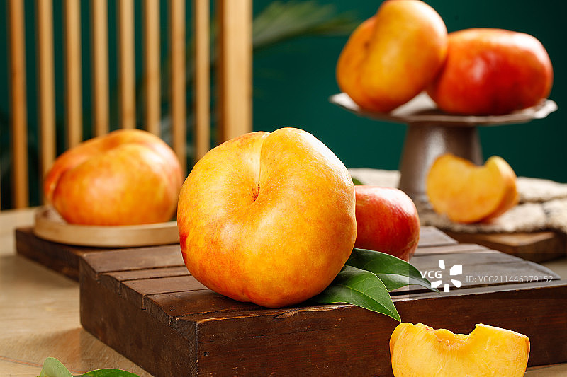 深底上的黄油蟠桃图片素材