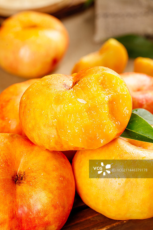 深底上的黄油蟠桃图片素材