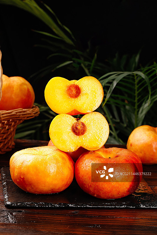 深底上的黄油蟠桃图片素材