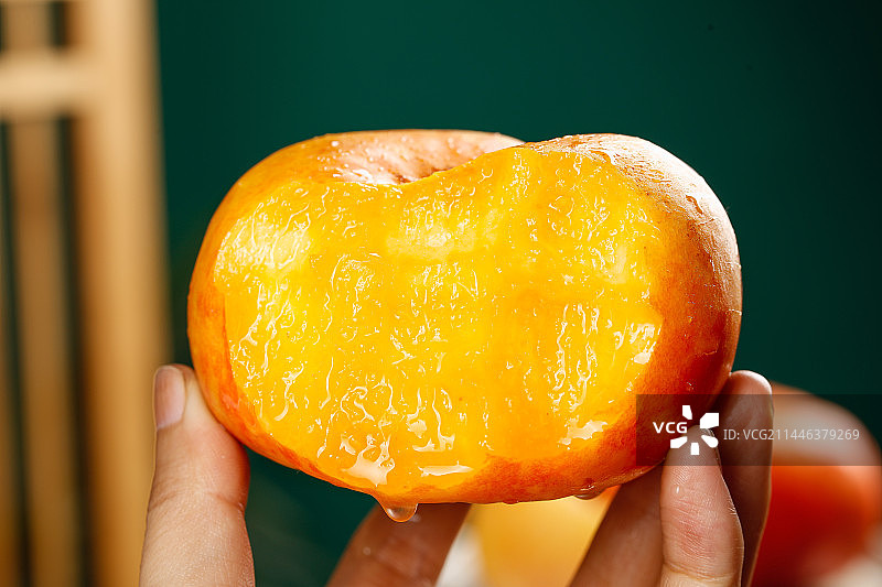 深底上的黄油蟠桃图片素材