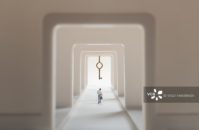 微缩创意穿过层层大门寻找金钥匙的人图片素材