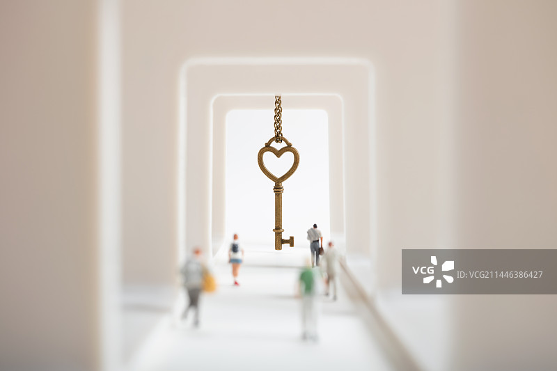 微缩创意穿过层层大门寻找金钥匙的人群图片素材