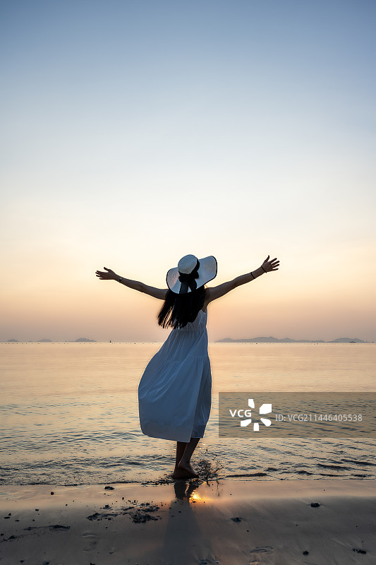 海滩晨曦图片素材