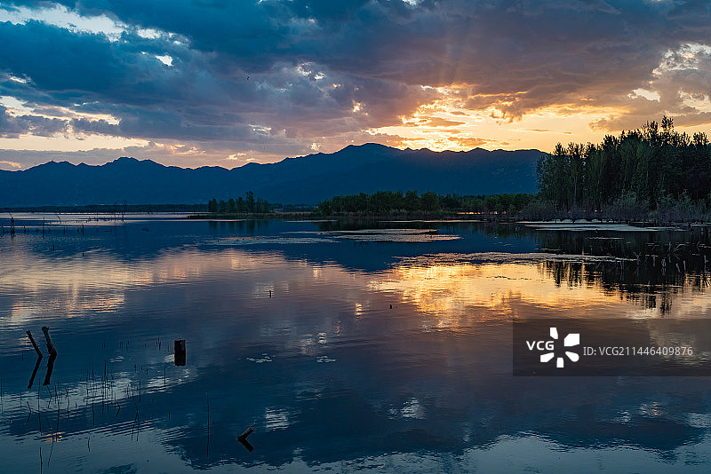 北京延庆官厅水库海坨山日落晚霞图片素材