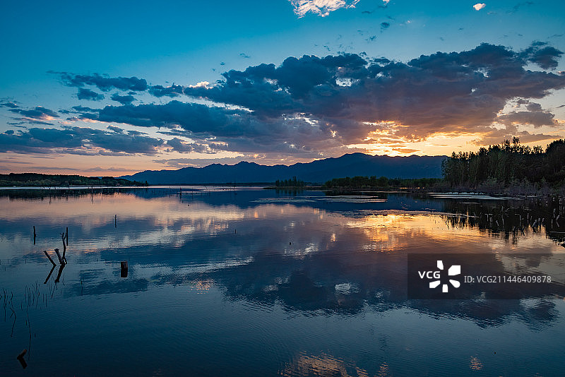 北京延庆官厅水库海坨山日落晚霞图片素材