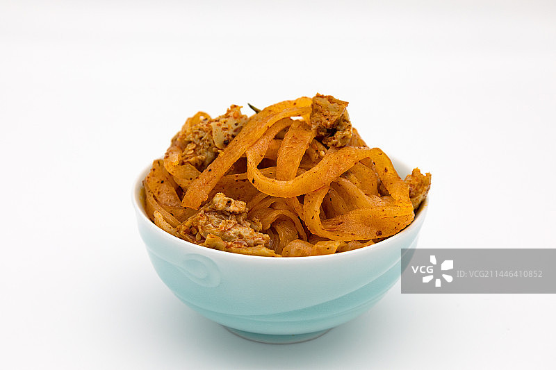 陕西宝鸡特色擀面皮盛在碗里的特写图片素材