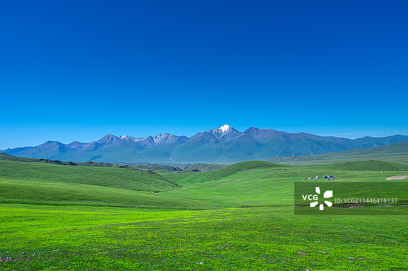 新疆和静县  巴音布鲁克草原 蓝天 白云 雪山 九曲十八弯 扈尔特人部落图片素材