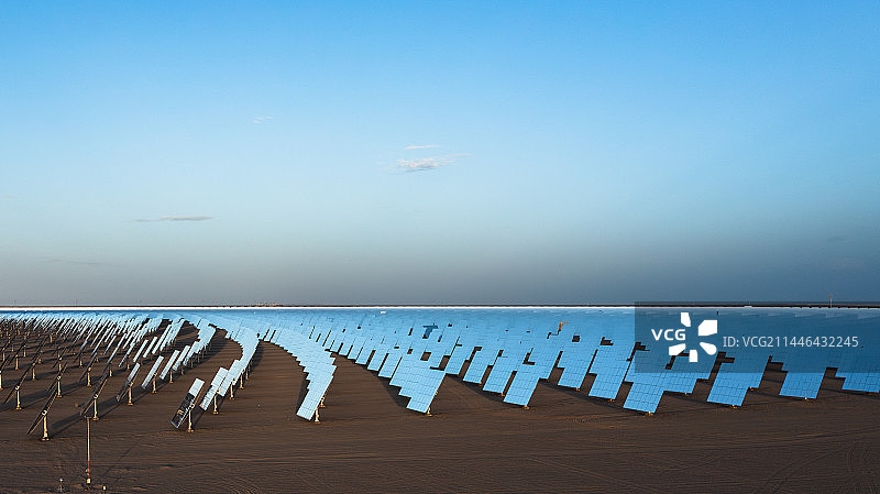 航拍沙漠中的太阳能发电站塔式光热电站图片素材