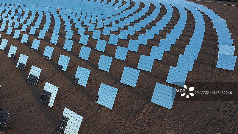 航拍沙漠中的太阳能发电站塔式光热电站图片素材
