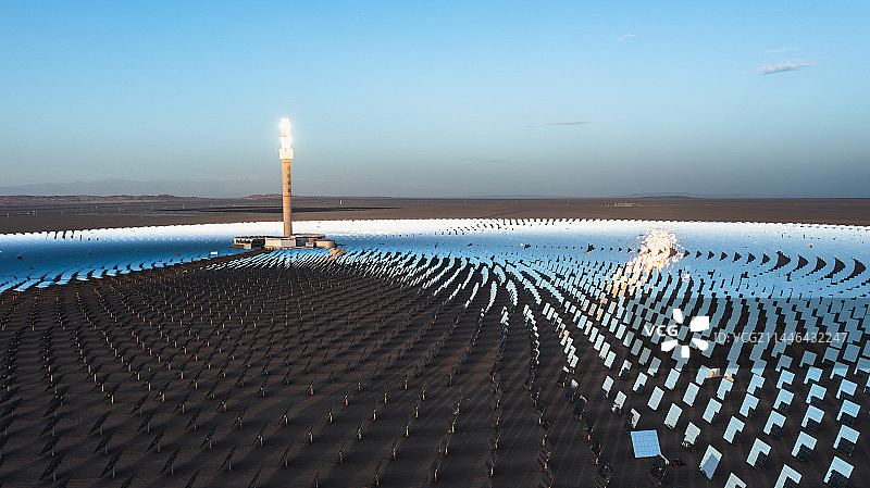 航拍沙漠中的太阳能发电站塔式光热电站图片素材