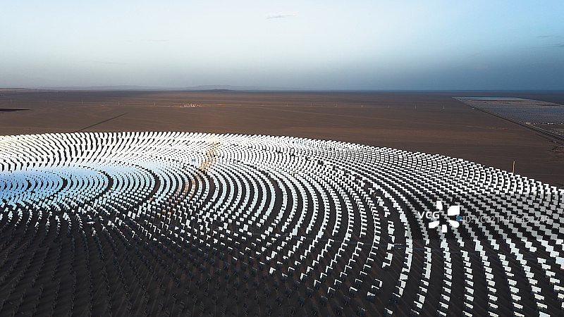 航拍沙漠中的太阳能发电站塔式光热电站图片素材