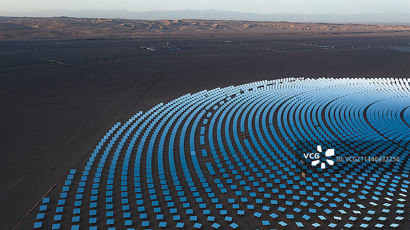 航拍沙漠中的太阳能发电站塔式光热电站图片素材
