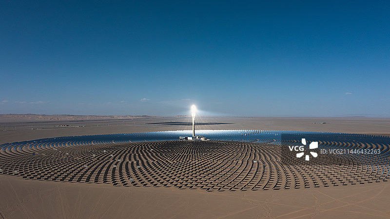 航拍沙漠中的太阳能发电站塔式光热电站图片素材