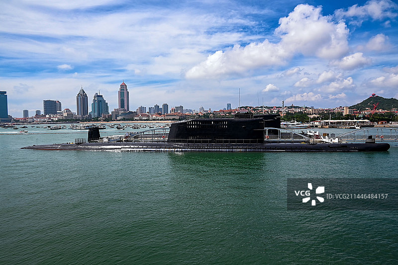 停泊在海军博物馆内的退役核潜艇图片素材