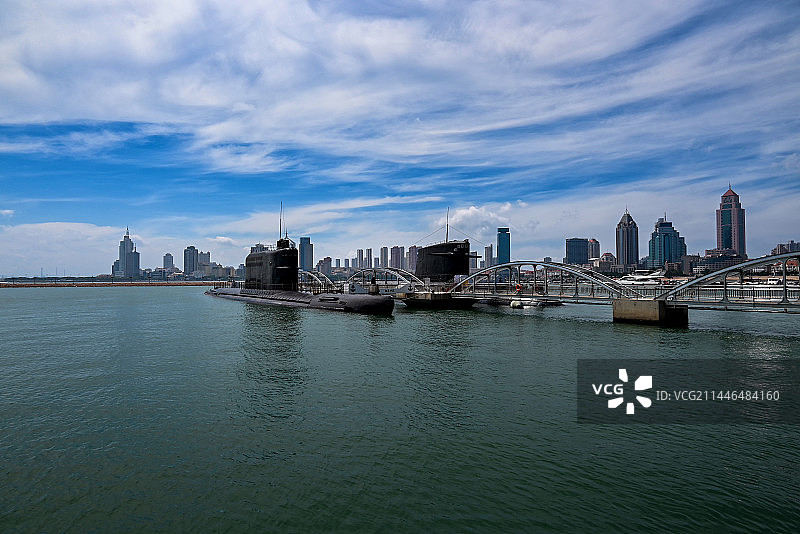 停泊在海军博物馆内的退役核潜艇图片素材