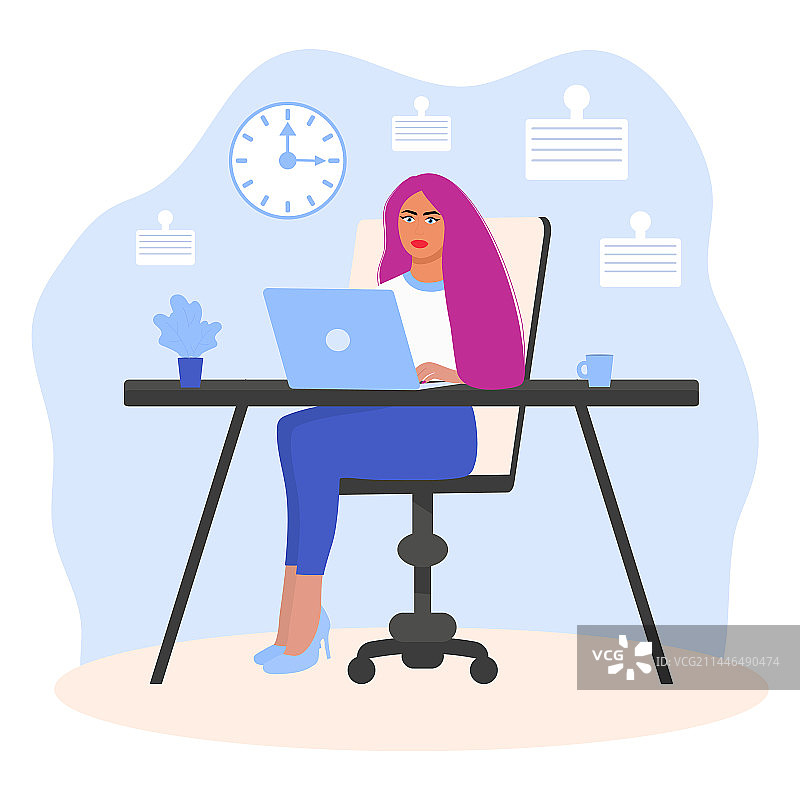 在办公室里用笔记本电脑工作的女人图片素材