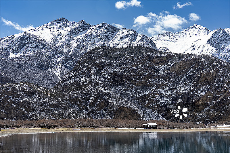 黑湖边的小木屋图片素材
