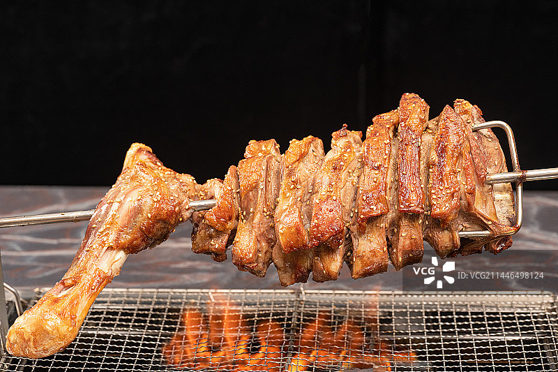 炭火烤羊腿图片素材