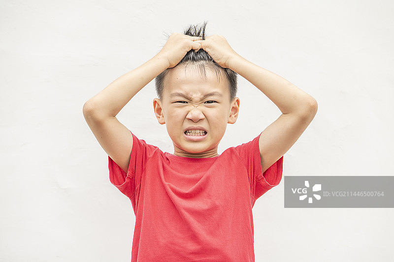 抓住头发发怒的小男孩图片素材
