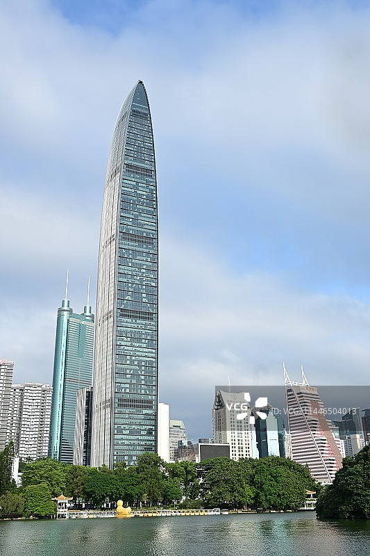 多云天空下的建筑景观图片素材