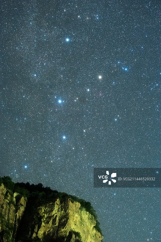 太行山岩壁上的仙后座图片素材