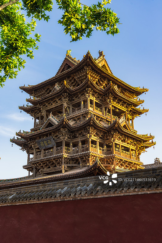 中华第一木楼，山西省运城市万荣县东岳庙（飞云楼）与红色围墙夏季风光图片素材