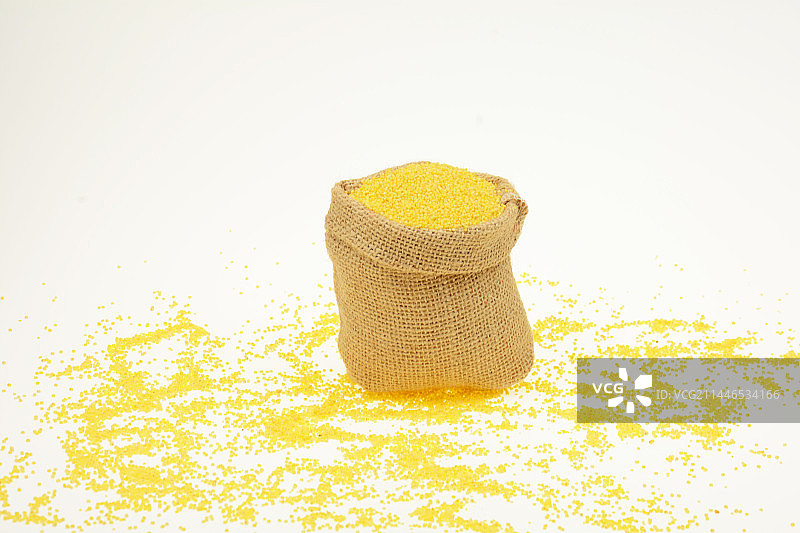一麻袋小米在白色背景图片素材