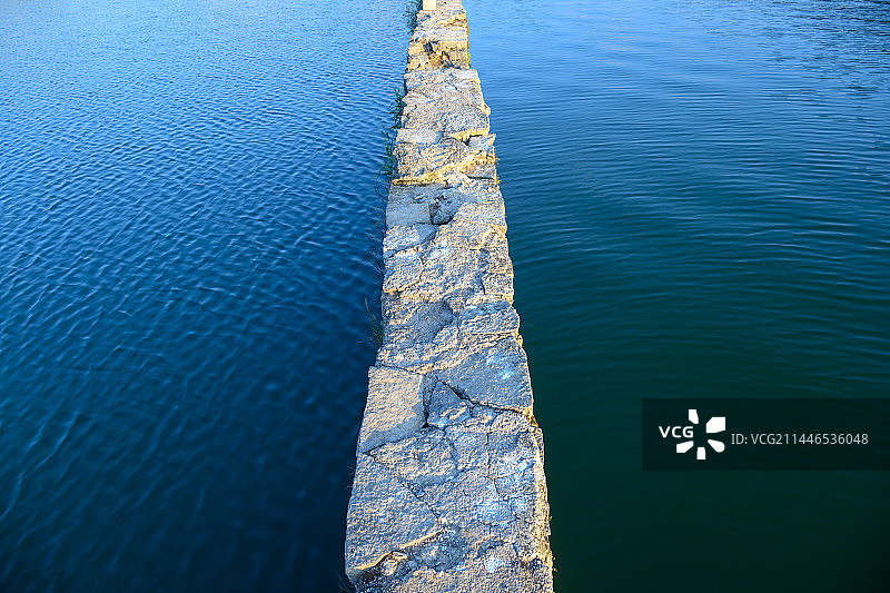 宁静的水面石路图片素材