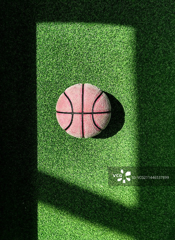绿地篮球的正上方视图图片素材