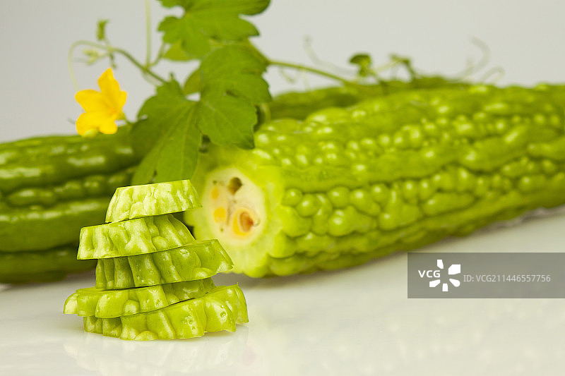 天然有机苦瓜开花结果影棚拍摄图片素材