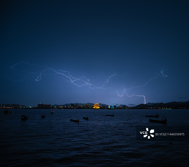 江边闪电图片素材