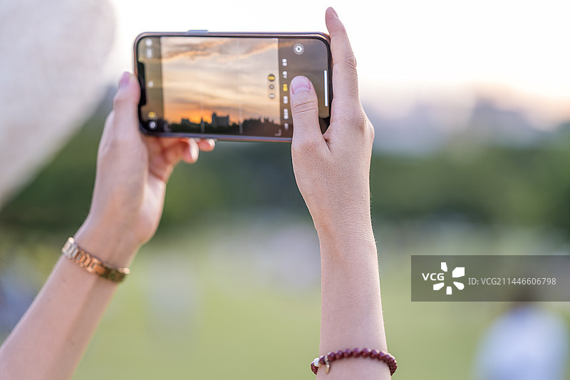 双手拿着手机拍摄图片素材