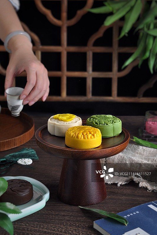 月饼中秋食品传统节气饮食手人特写图片素材