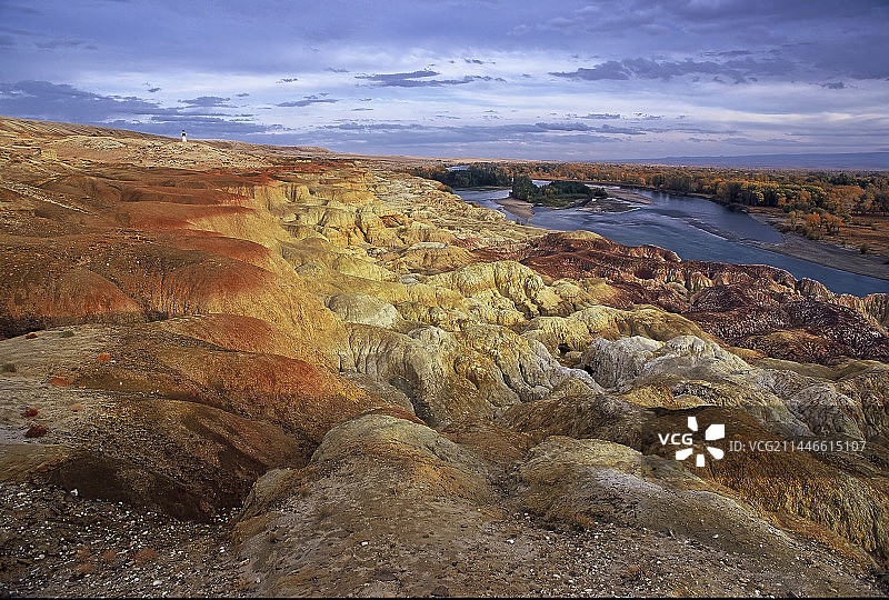 布尔津县，五彩滩，五彩河岸，彩色丘陵，中国唯一注入北冰洋河流额尔齐斯河北岸图片素材