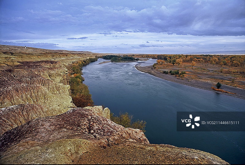 布尔津县，五彩滩，五彩河岸，彩色丘陵，中国唯一注入北冰洋河流额尔齐斯河北岸图片素材