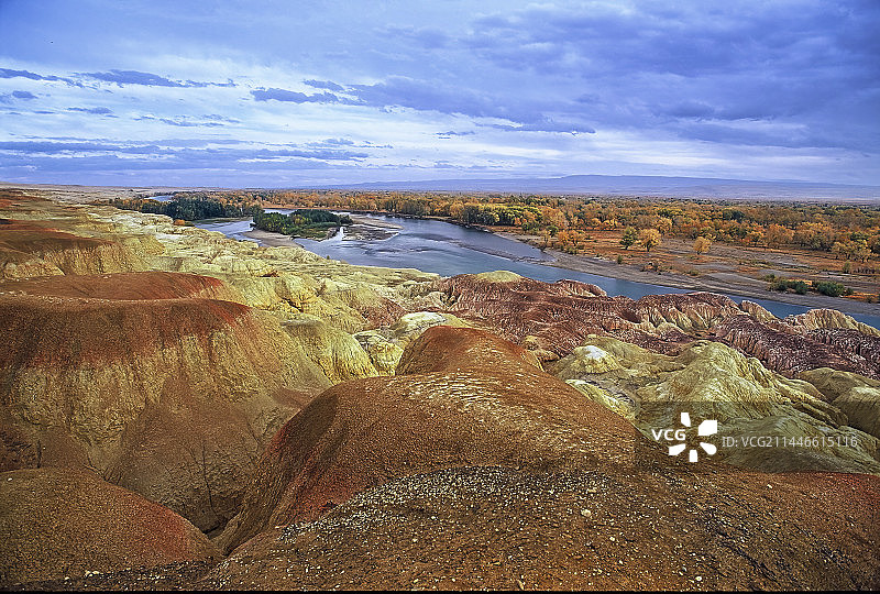 布尔津县，五彩滩，五彩河岸，彩色丘陵，中国唯一注入北冰洋河流额尔齐斯河北岸图片素材