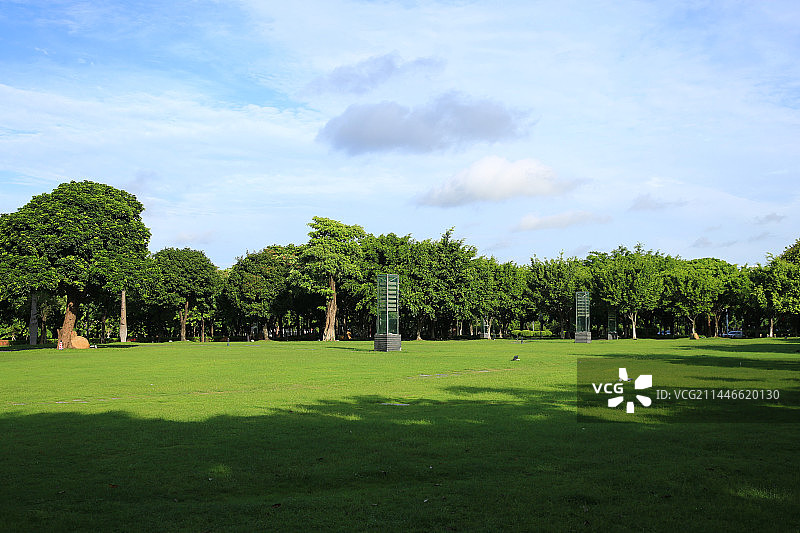 公园绿色草坪图片素材