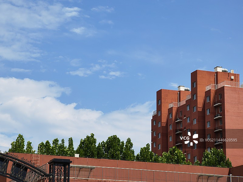 夏天蓝天白云下的新农村住宅楼图片素材